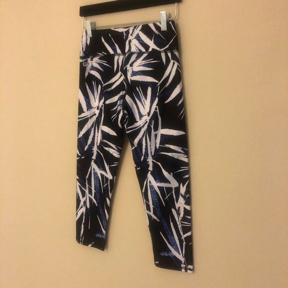 Fabletics Salar Capri Crop Leggings tights size‎ XS new blue white black - Picture 2 of 4